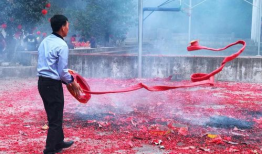 放鞭炮的视频,喜庆氛围浓烈——放鞭炮视频精彩瞬间回顾